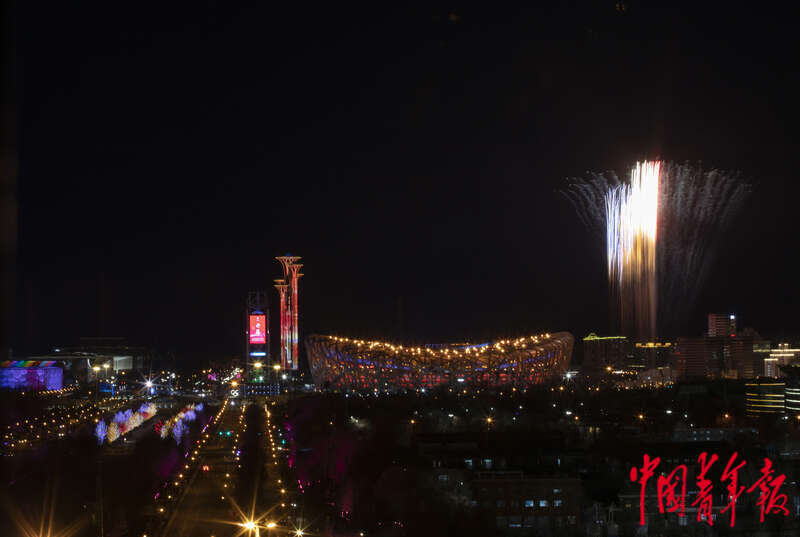 照亮国家体育场鸟巢上空北京冬奥会开幕式焰火(图2)